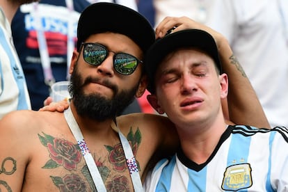 Aficionados argentinos lloran después de perder frente a la selección de Francia.