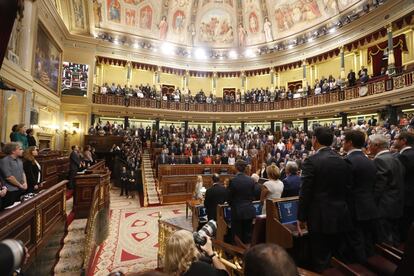 Todos los diputados en pie al inicio de la sesión de invesitudra de Mariano Rajoy.