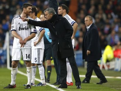 Mourinho da instrucciones a Xabi Alonso durante el partido ante el Galatasaray. 