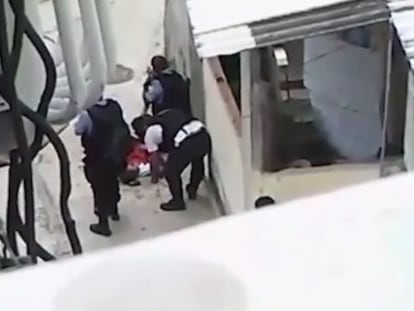 Imagen de los policías adulterando la escena del crimen.