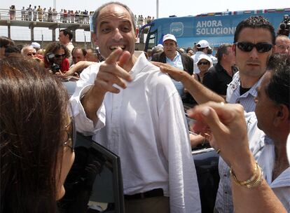 El presidente de la Generalitat valenciana, Francisco Camps, saluda y sonríe al público al final del acto electoral celebrado en el puerto de Alicante.