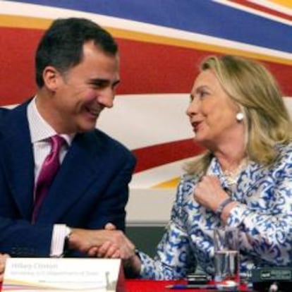 Felipe de Borbón, dialoga con la secretaria de Estado norteamericana, Hillary Clinton durante el encuentro celebrado el 23 de junio 2012, en la ciudad estadoundiense de Jersey City