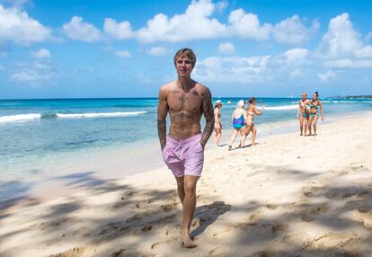 Justin Bieber también ha preferido escaparse a un destino caluroso. El cantante fue fotografiado por las playas de Bridgetown (Barbados), donde se le pudo ver atendiendo a sus seguidoras y haciéndose fotos con sus fans.