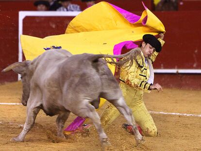 Jesús Duque saluda con el capote al sexto novillo.