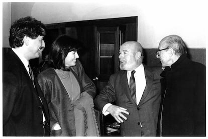 José García-Velasco, Carmen Romero, Jaime Gil de Biedma y Jaime Salinas en la Residencia de Estudiantes en 1988.