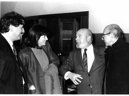 José García-Velasco, Carmen Romero, Jaime Gil de Biedma y Jaime Salinas en la Residencia de Estudiantes en 1988.