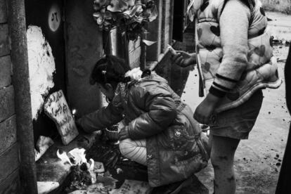 Forstina, de seis años de edad, coloca velas en la tumba de sus familiares en el cementerio de Qaraqosh después de asistir a la misa el día de Navidad. Qaraqosh es un pueblo liberado de mayoría cristiana situado a 30 km de Mosul, hoy se encuentra completamente destruido y muchas de las tumbas del cementerio fueron profanadas por los yihadistas del Estado Islámico.
