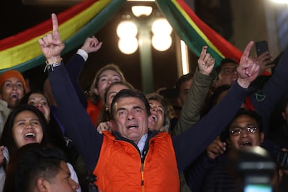  Rodrigo Paz Pereira, celebra con simpatizantes este domingo, en La Paz.