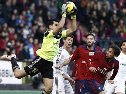 Andrés Fernández detiene un balón ante Cristiano.