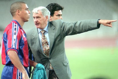 Robson da instrucciones a Ronaldo, con Mourinho por detrás.
