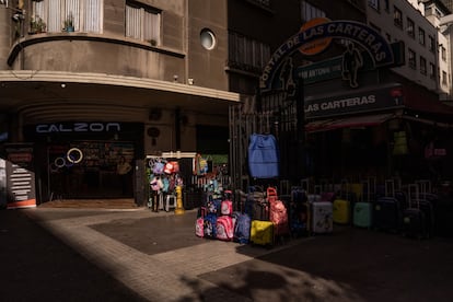 Tiendas vacías en una calle de comercios en el centro de Santiago, en julio de este año.