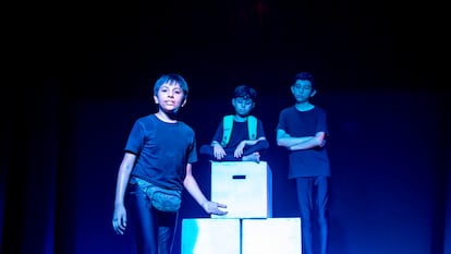 Dante Mendoza, Celal Balaban y Leo Vázquez durante la puesta en escena de la obra de teatro 'Yo', en septiembre de 2024 en Cancún, Quintana Roo.