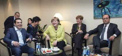 La canciller alemana, Angela Merkel (centro) reunida con el presidente Franc&eacute;s, Francois Hollande (derecha) y el primer ministro griego, Alexis Tsipras.