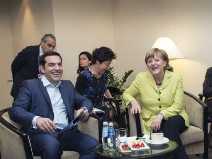 La canciller alemana, Angela Merkel (centro) reunida con el presidente Franc&eacute;s, Francois Hollande (derecha) y el primer ministro griego, Alexis Tsipras.