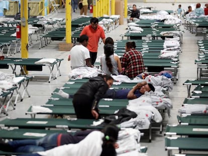 Una nave industrial de El Paso reconvertida en refugio para los migrantes centroamericanos por la ONG Annunciation House.