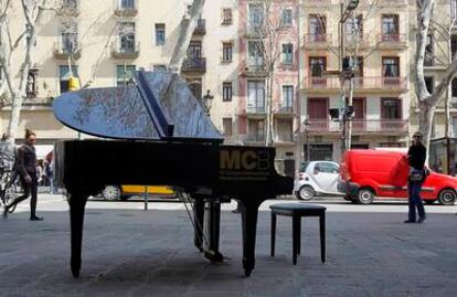 Un piano de cola -colín Young Chang de 175 centímetros-, espera a que le toquen por las calles de Barcelona.