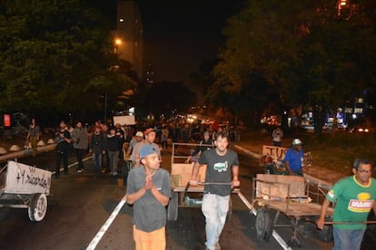 Moradores de Pinheiros e catadores fizeram uma manifestação contra o assassinato de Ricardo Nascimento no dia seguinte ao crime