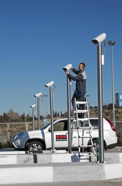 Instalación de una cámara de seguridad en un estacionamiento.