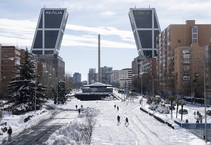 Vista de la plaza de Castilla, que muestra en primer plano el túnel que pasa por debajo del intercambiador de transportes y las Torres de Europa. Madrid amaneció el sábado completamente cubierta por la nieve, convertida en una ciudad peatonal, donde los viandantes invadieron aceras y calzadas, perplejos ante ese inmenso manto que cubría la metrópoli, convertidos en turistas de su propia ciudad.