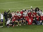 GRAF7251. PAMPLONA, 24/10/2020.- Los jugadores de Osasuna celebran la victoria ante el Athletic el día en que conmemoran su centenario, tras el partido de la séptima jornada de Liga hoy sábado en el estadio de El Sadar, en Pamplona. EFE/Jesús Diges