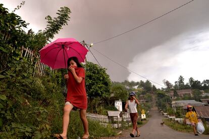 Un grupo de lugareños de la localidad de Kota Menara se alejan del Monte Sotupan.