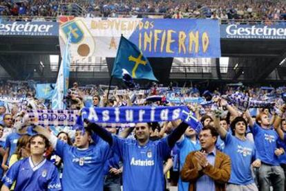 Aficionados del Oviedo festejan el éxito de su equipo.