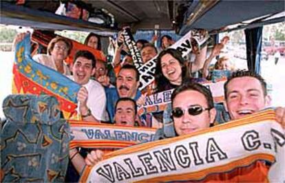 Aficionados del Valencia, ayer, en un autobús antes de salir hacia Milán.