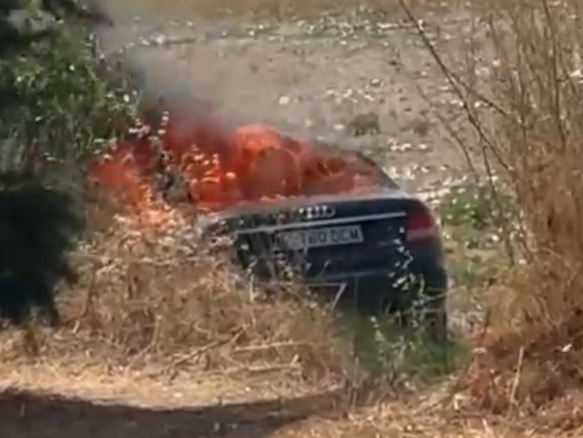 El coche usado en el atraco, ardiendo en un descampado de Getafe.