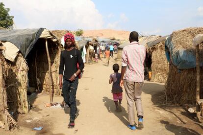 Vista de un asentamiento de refugiados centroafricanos en Betare-Oya (Camerún). Al fondo se ven una mina de oro en la que muchos aspiran a encontrar una alternativa de vida. Cerca del 30% de los 150.000 refugiados centroafricanos en Camerún están en los campos gestionados por Acnur, pero el otro 70% vive integrado con las comunidades locales. 