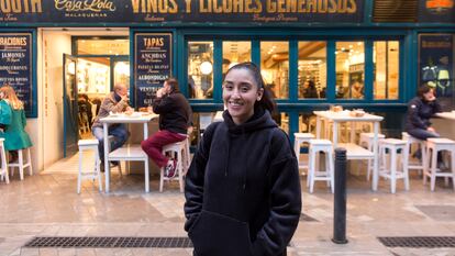 Janett Sandoval, frente al restaurante en el que trabaja en Málaga.