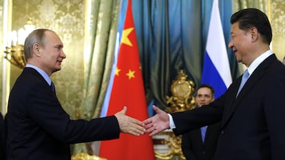 El presidente ruso, Vladimir Putin, saluda al presidente chino, Xi Jinping, en Moscú, en noviembre de 2022.
