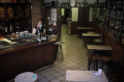 El bar la Bodegueta, en Barcelona, vacío a la espera de poder servir algun bocadillo o café para llevar.