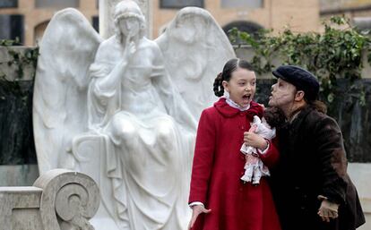 La niña Indira Viana y el actor Sergio López, durante el rodaje en el Cementerio de Valencia.