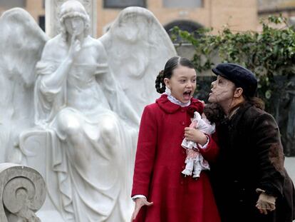 La niña Indira Viana y el actor Sergio López, durante el rodaje en el Cementerio de Valencia.