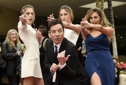 Jimmy Fallon posa junto a las Miss Golden Globes 2017, las hermanas Sistine, Scarlet y Sophia Stallone.