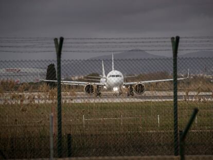 Un avión en la tercera pista del aeropuerto Josep Tarradellas, en El Prat, en una imagen tomada en febrero del pasado año. JOAN SANCHEZ