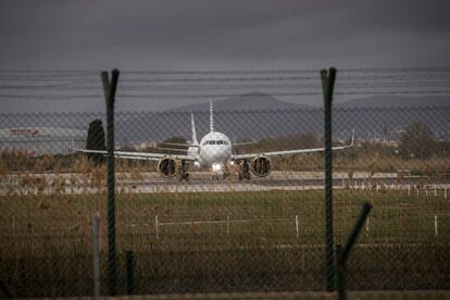 Un avión en la tercera pista del aeropuerto Josep Tarradellas, en El Prat, en una imagen tomada en febrero del pasado año. JOAN SANCHEZ