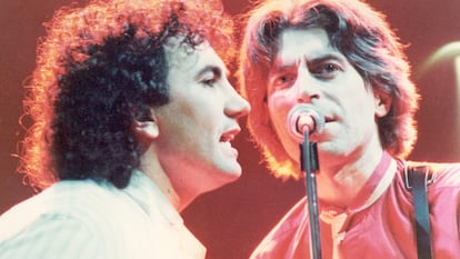 Juan Antonio Muriel y Joaquín Sabina, interpretando 'Princesa' a principios de los ochenta en un teatro de Madrid.
