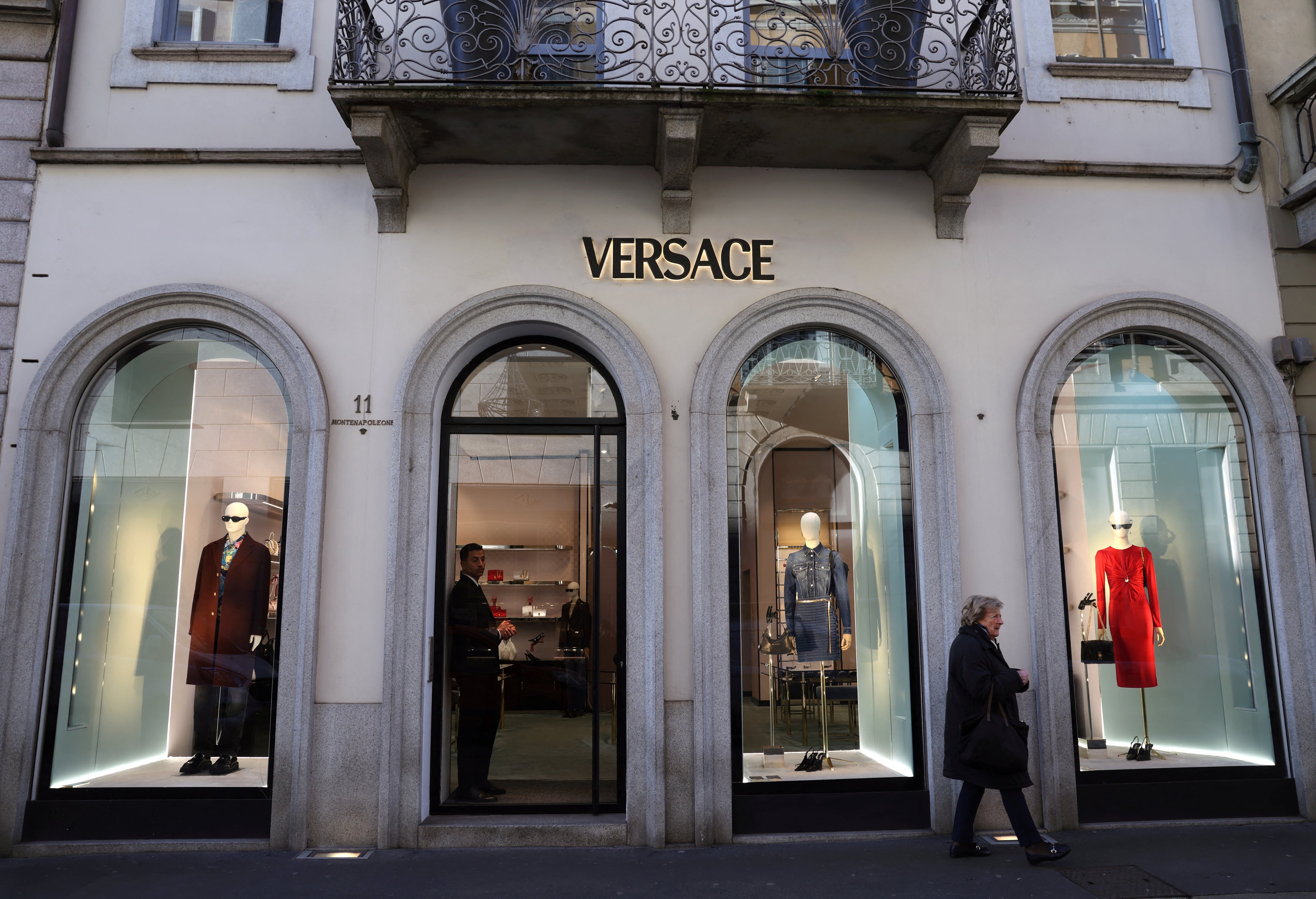 Versace tiene difícil encontrar comprador