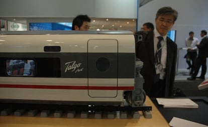 Maqueta del nuevo Talgo Avril expuesta en una feria ferroviaria en Alemania.