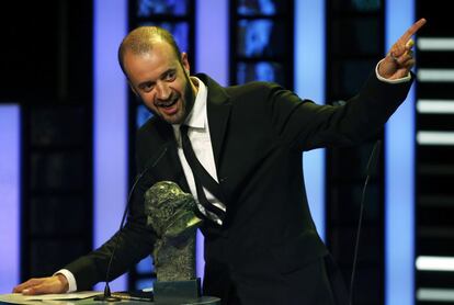 El director Fernando Franco tras recibir el Goya a la Mejor Dirección Novel por la película 'La herida'.