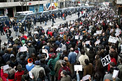 Concentración ante la sede central del PP en la tarde del 13 de marzo.