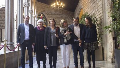 Los alcaldes de las seis principales ciudades del área metropolitana, Terrassa, Jordi Ballart; Badalona, Dolors Sabater; Barcelona, Ada Colau; L'Hospitalet de Llobregat, Núria Marín; Sabadell, Juli Fernández; Santa Coloma de Gramenet, Núria Parlón.