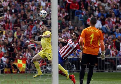 Raúl García trata de llevarse un balón en el área del Villarreal.