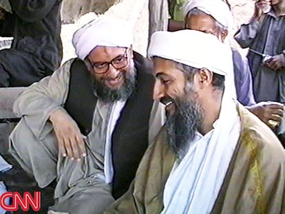 Una imagen de Ayman al Zawahiri hablando con Osama bin Laden, emitida por CNN en agosto de 2002. En la colección de cintas obtenidas por la cadena de una ubicación secreta en Afghanistán, había algunas que mostraban experimentos de gases tóxicos en perros, instrucciones para fabricar TNT y entrenamiento en manejo de armas por hombres que hablaban árabe.