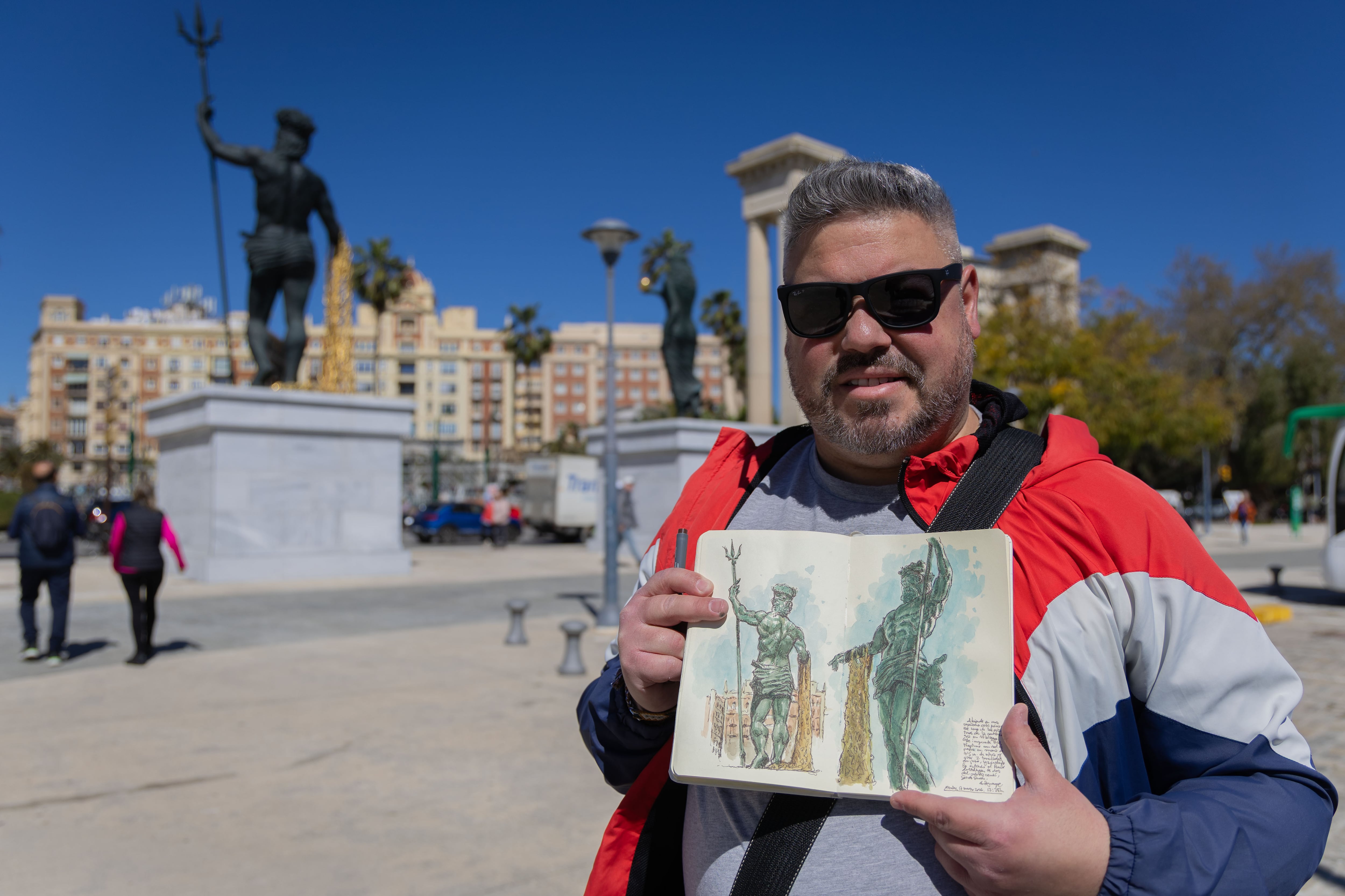 Antonio Domínguez, de 45 años, traza la pieza denominada Neptuno de Málaga, junto a las esculturas de Venus y Neptuno, que fueron instaladas días atrás en la entrada al puerto de Málaga.