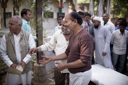 El imán Irshad y el hinduísta, Sohraab Baba (en el centro ambos), se reúnen periódicamente con otros líderes religiosos para compartir sus estrategias sobre la difusión de mensajes de salud adecuados que beneficien a sus comunidades.