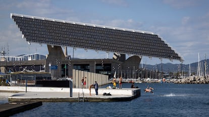 La placa fotovoltaica, el elemento más conocido del Parc del Fòrum, que cumple 20 años y se ha convertido en uno de los iconos de Barcelona.