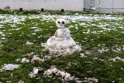 Un muñeco de nieve frente a la Universidad del Desarrollo en la comuna de Las Condes, este viernes.