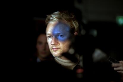 El líder de Wikileaks, Julian Assange, ante las cámaras.